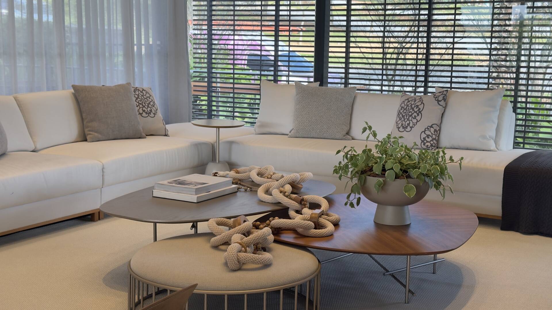 Casa Contemporânea à Venda no Alphaville Gênesis 1 com Vista Permanente para a