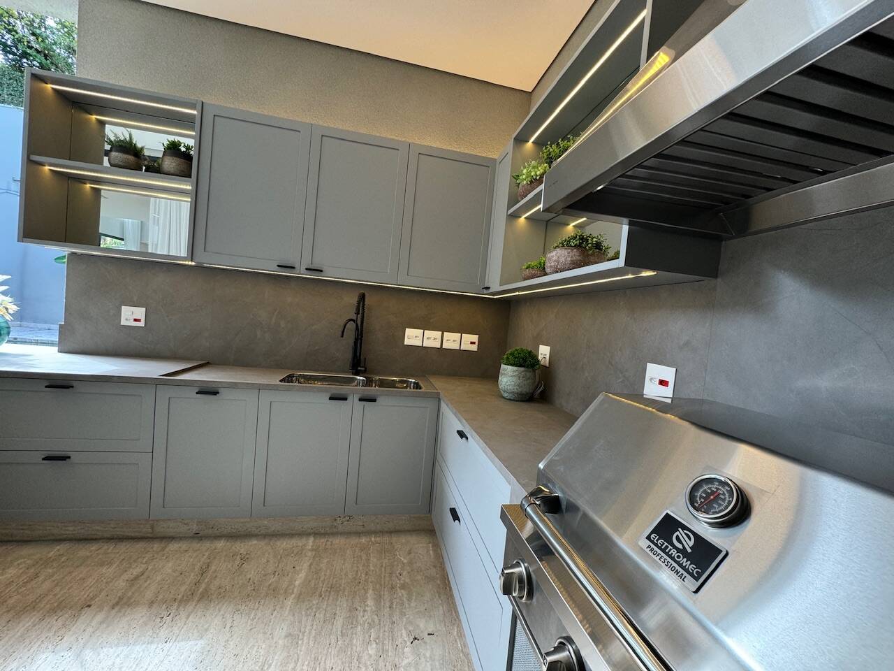 Casa de Alto Padrão com Elevador e Área Gourmet Integrada em Alphaville