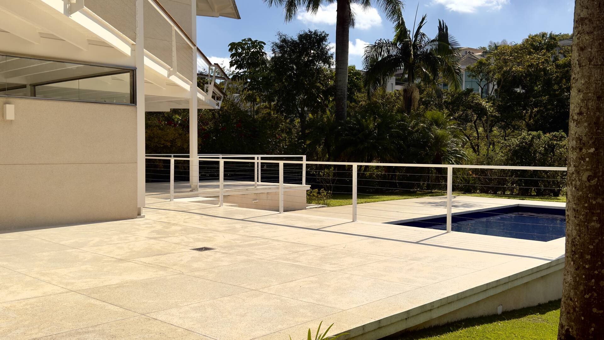 Residência Assinada por George Mills no Tamboré 1 com Arquitetura Autoral e 1.525 m² de Terreno