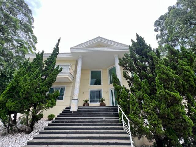 Casa no Tamboré 1 com 6 Suítes e Fundo para Ampla Área Verde Privativa