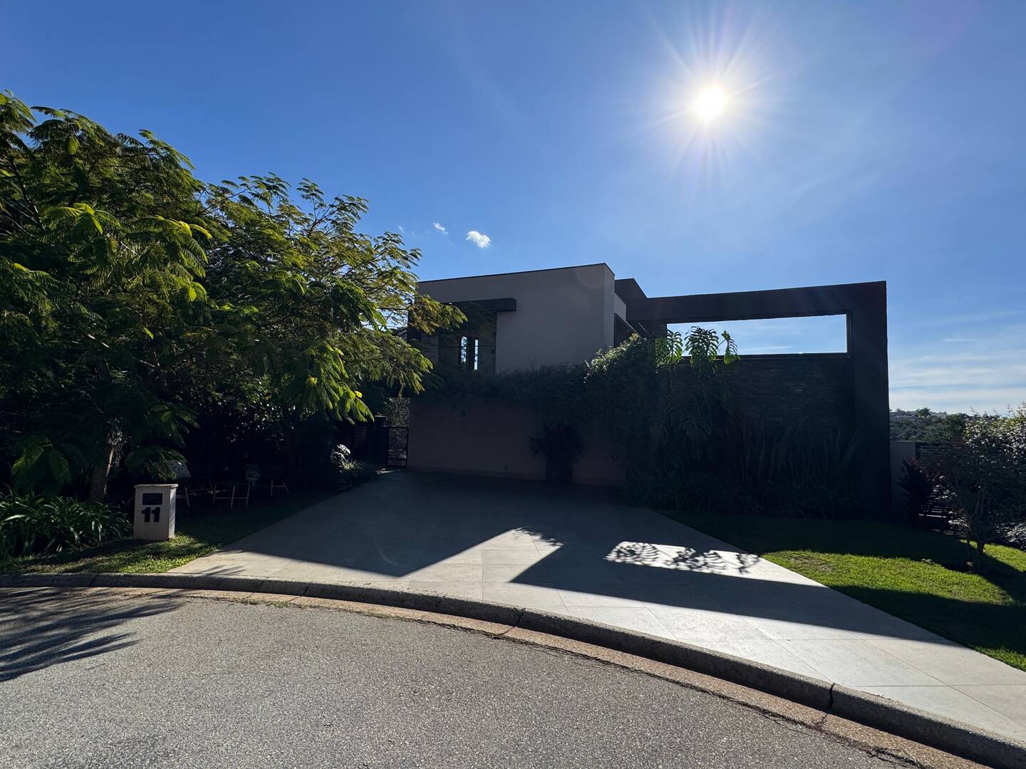 Casa contemporânea com vista para o lago e mata preservada no Gênesis 2