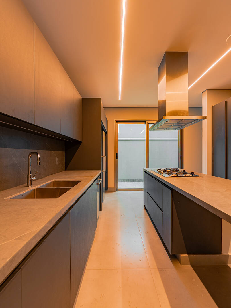 Casa porteira fechada à venda em Alphaville | 5 suítes, rooftop e mobiliada