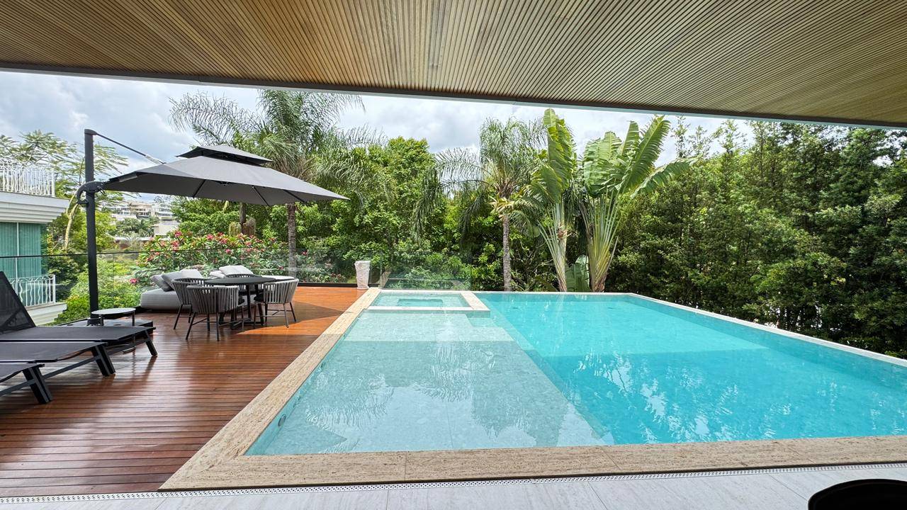Casa à venda no Tamboré 2 com 5 suítes, duas adegas, elevador e vista permanente