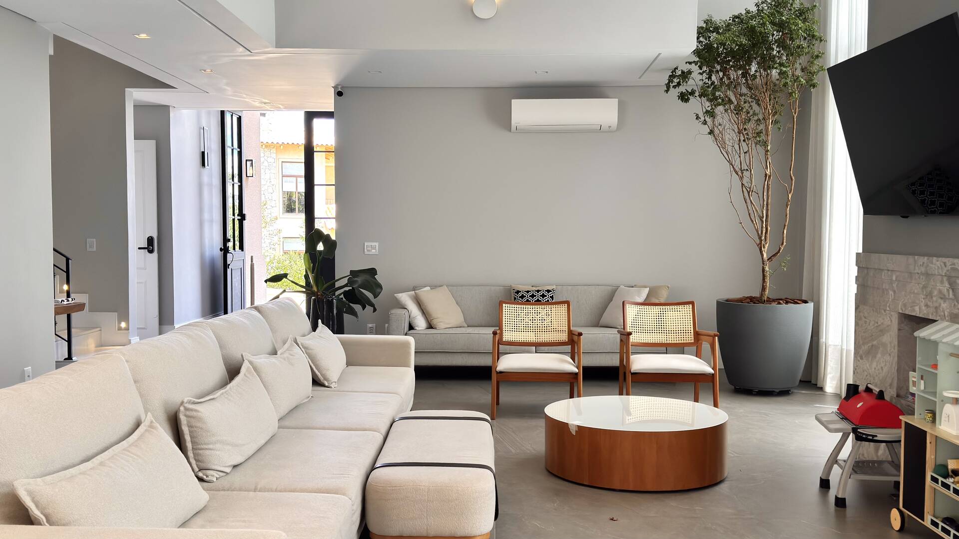 Casa Nova e Atemporal com 4 Suítes no Residencial Gênesis 1 | Alphaville