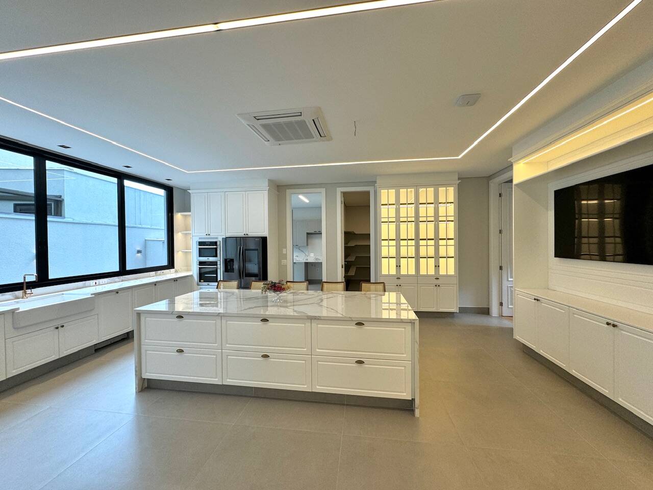 Casa de Alto Padrão com Elevador e Área Gourmet Integrada em Alphaville