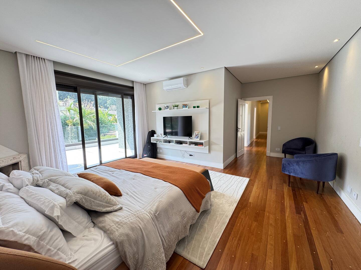 Casa Contemporânea à Venda no Tamboré 1 com 5 Suítes e Lazer Integrado