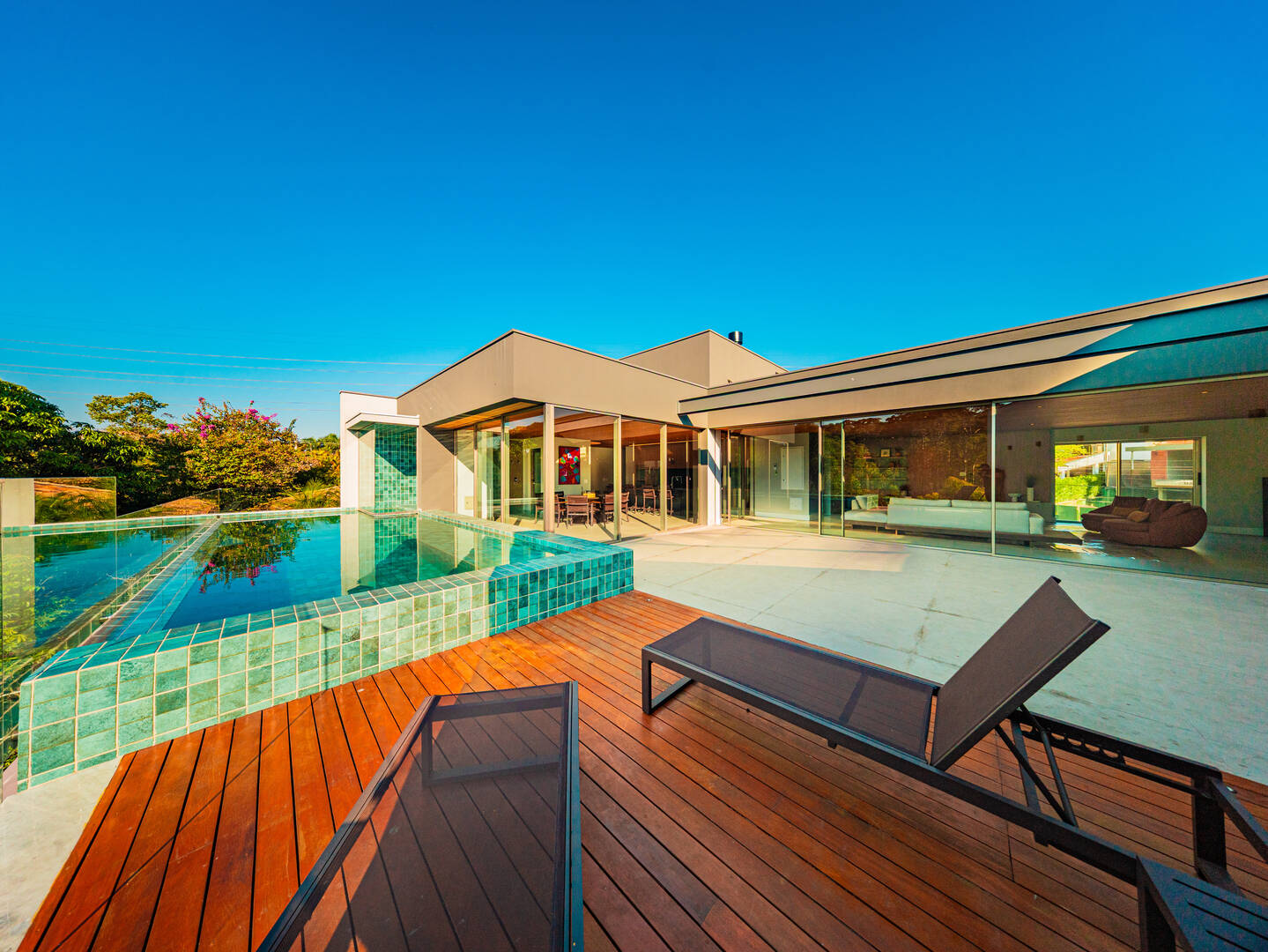 Casa porteira fechada à venda em Alphaville | 5 suítes, rooftop e mobiliada