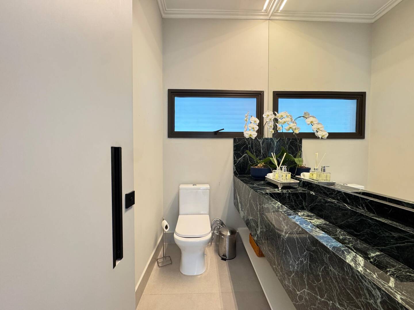 Casa Contemporânea à Venda no Tamboré 1 com 5 Suítes e Lazer Integrado