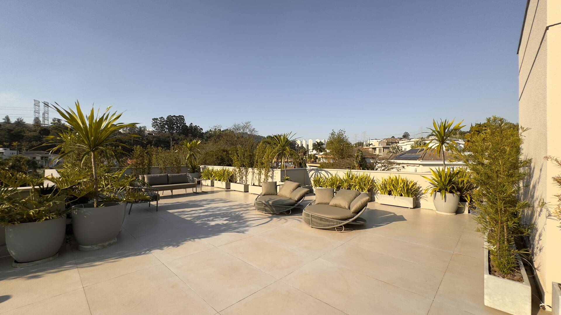 Casa à venda no Tamboré 2 com 1.800 m², 6 suítes e rooftop de 450 m²