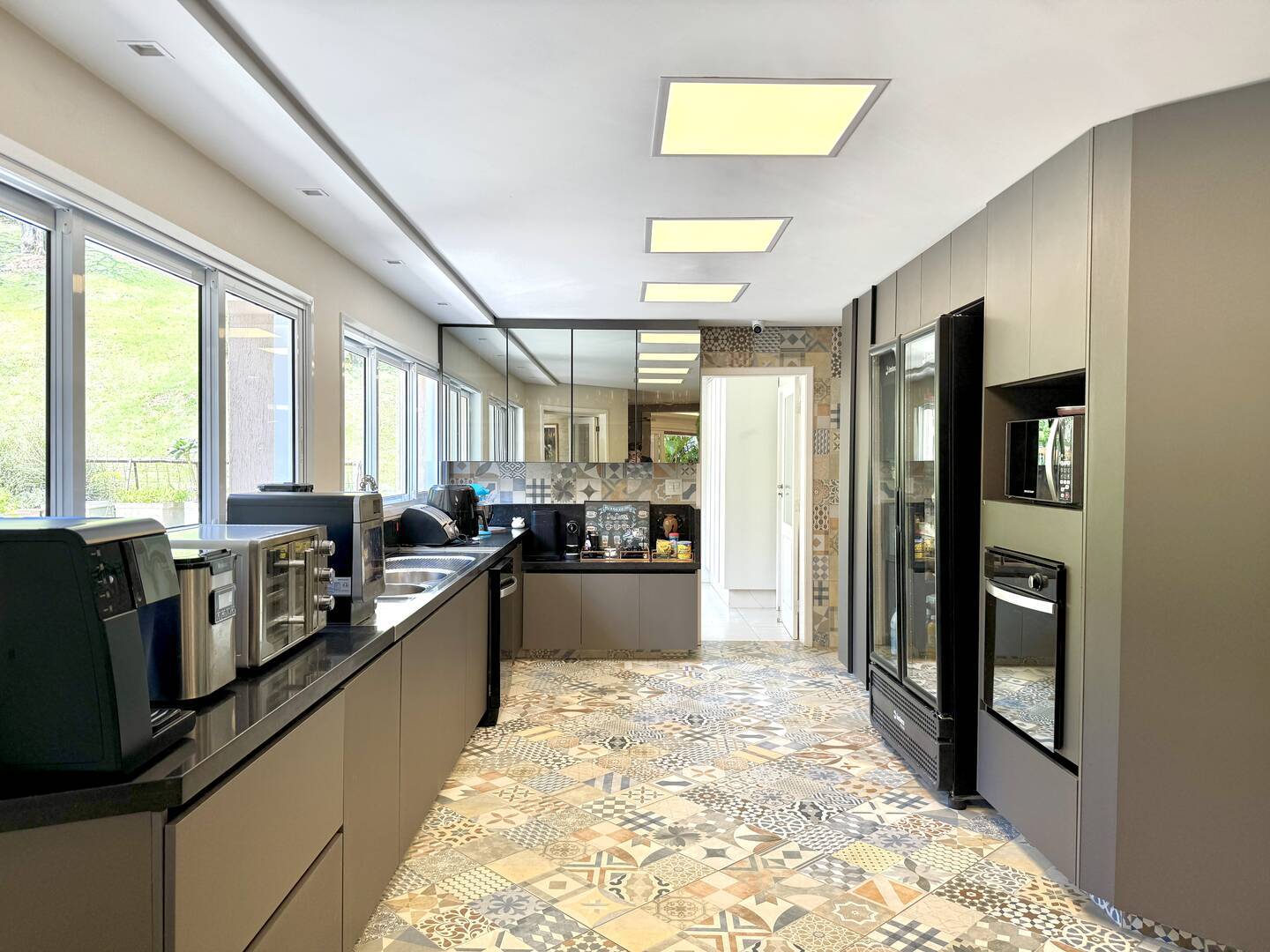 Casa à Venda no Tamboré 1 com 4.000 m², Vista Permanente e Estilo Casa de Campo