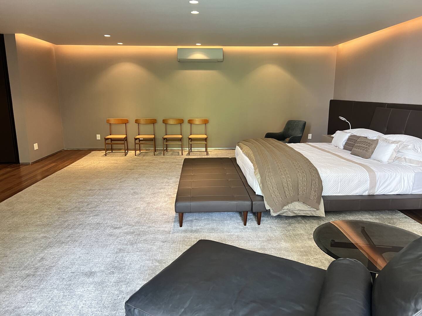 Residência autoral de David Bastos com piscina natural e design brasileiro
