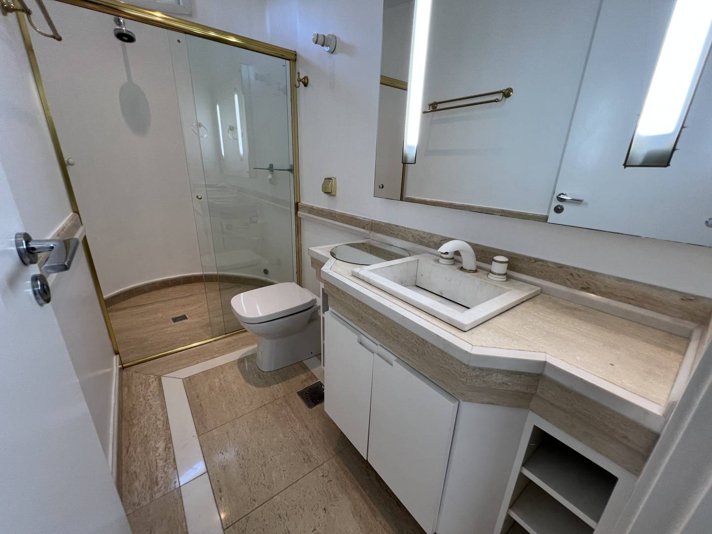 Casa à venda no Alphaville Residencial 2 com 5 suítes, piscina natural e firepit
