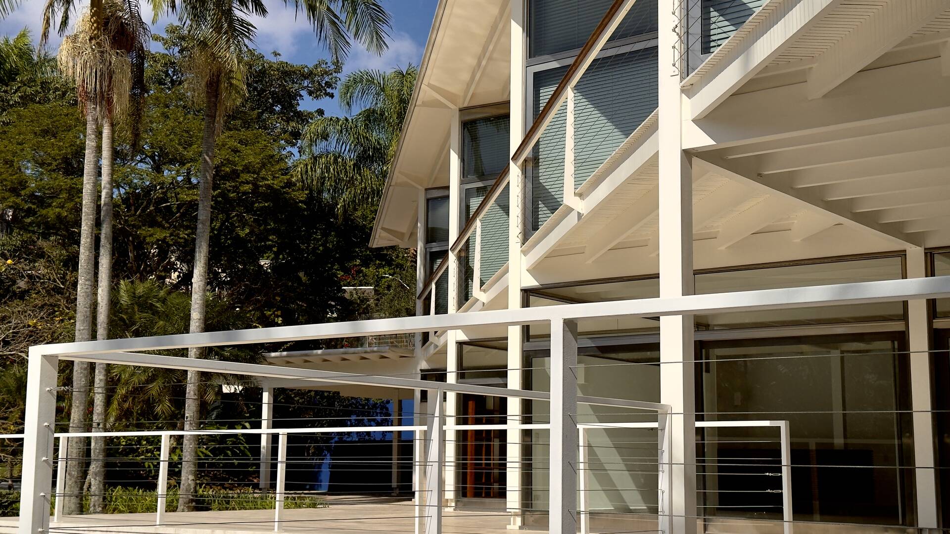Residência Assinada por George Mills no Tamboré 1 com Arquitetura Autoral e 1.525 m² de Terreno