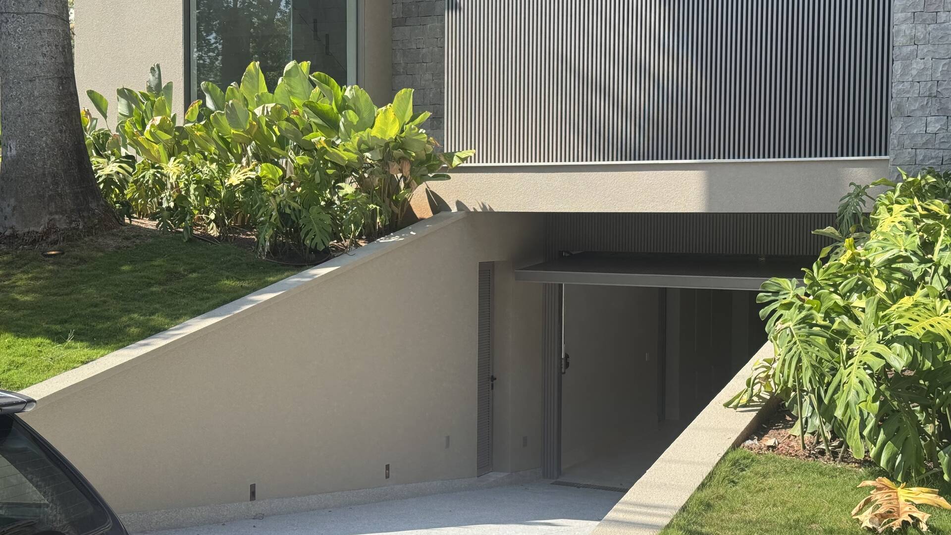 Casa Contemporânea no Tamboré 3 com Rooftop, 5 Suítes e Vista Permanente para a Praça