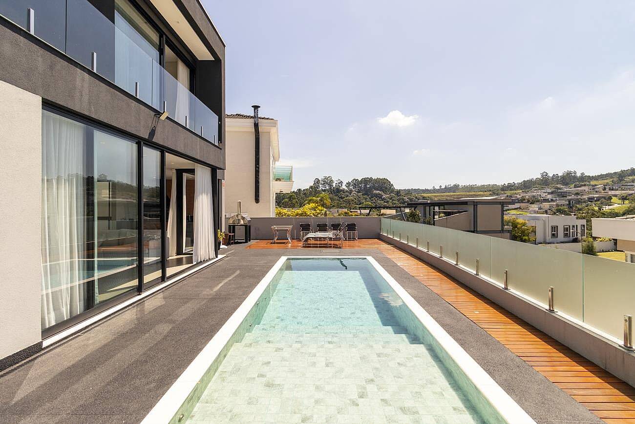 Casa à venda em Alphaville com 4 suítes, piscina aquecida, sauna e sistema fotovoltaico