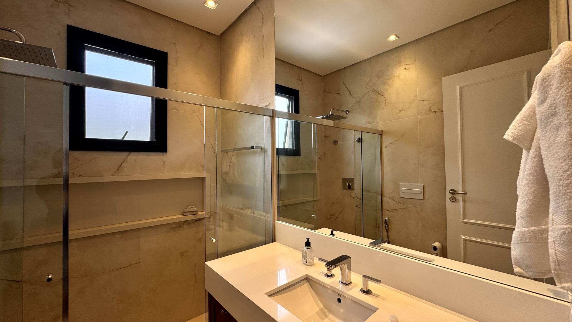 Casa Nova e Atemporal com 4 Suítes no Residencial Gênesis 1 | Alphaville