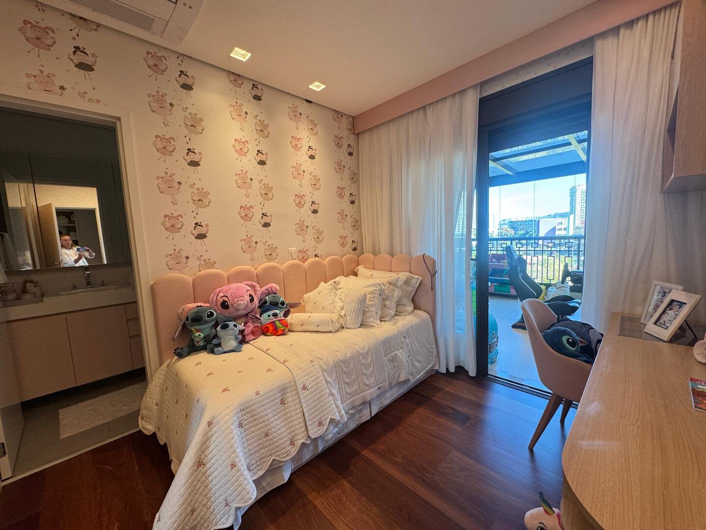 Apartamento mobiliado no ATRIA Alphaville com 3 suítes e automação completa