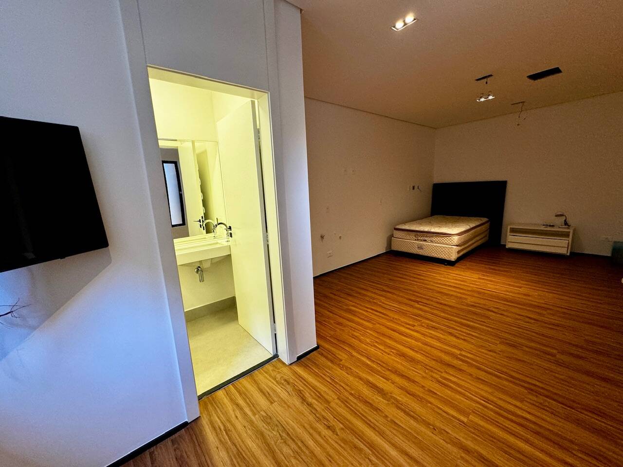 Casa recém-construída à venda no Alphaville Residencial 1 com 4 suítes e automação
