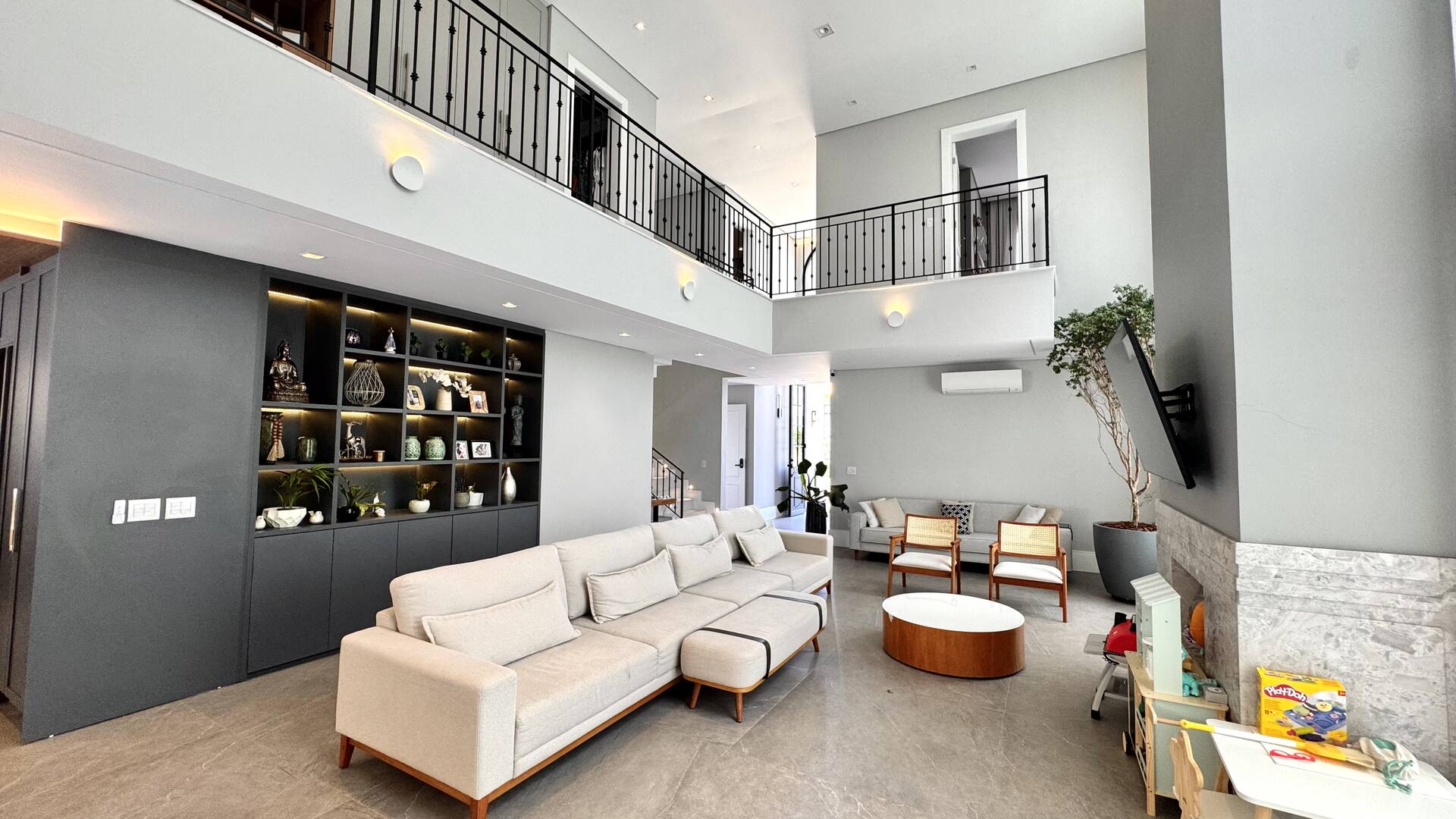 Casa Nova e Atemporal com 4 Suítes no Residencial Gênesis 1 | Alphaville