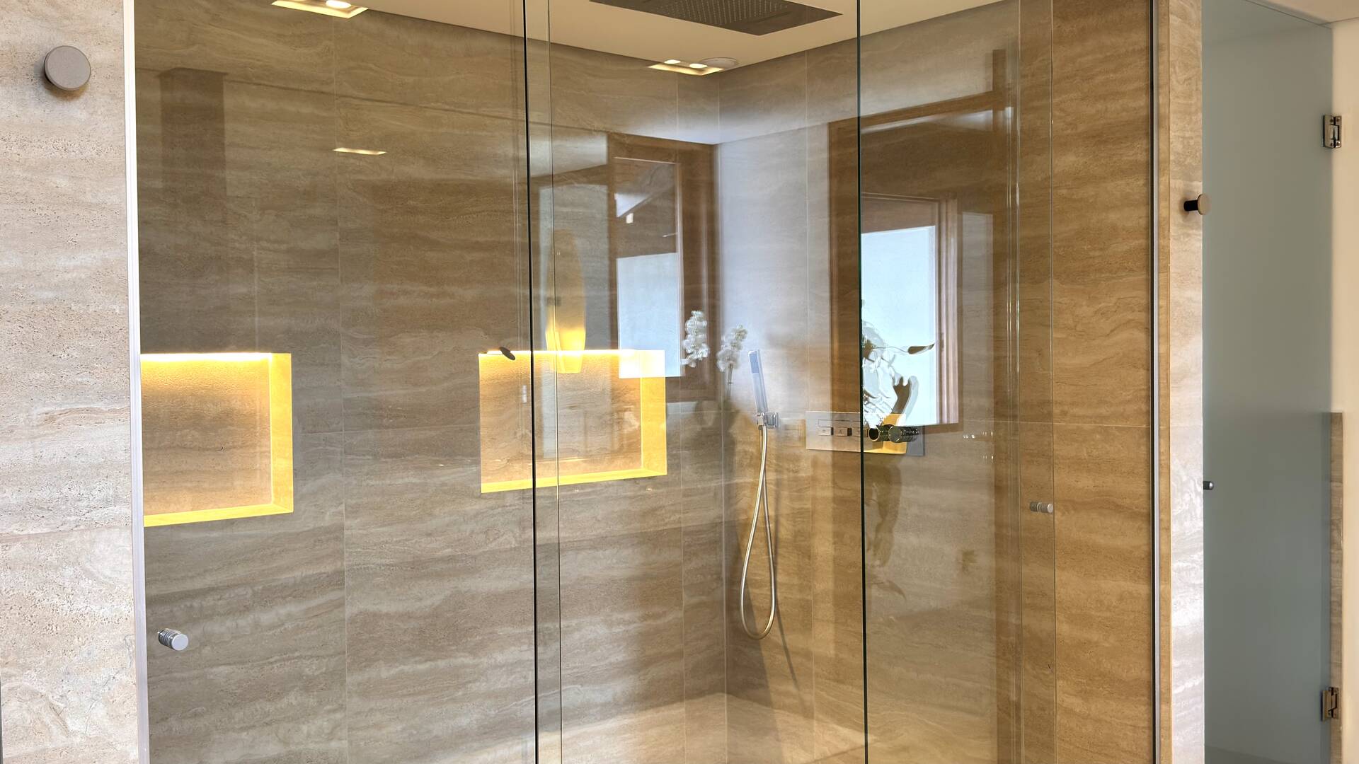 Casa com 5 suítes, terreno de 2.500 m² e vista aberta à venda no Alphaville 8