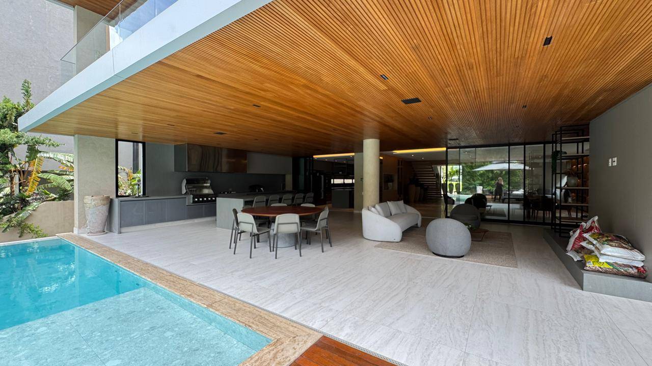 Casa à venda no Tamboré 2 com 5 suítes, duas adegas, elevador e vista permanente