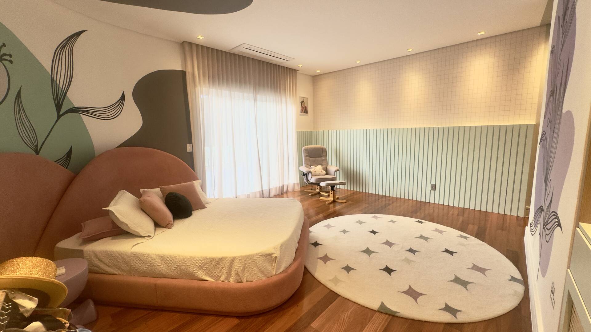 Casa Contemporânea no Tamboré 1 com 3.167 m² de Terreno e Vista Permanente para a Mata