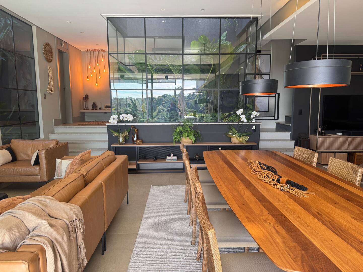 Casa contemporânea com vista para o lago e mata preservada no Gênesis 2