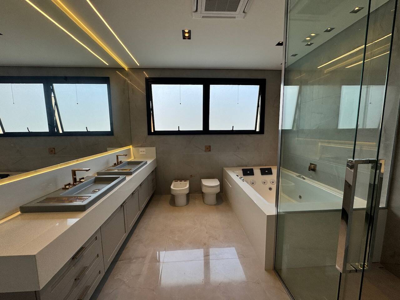 Casa de Alto Padrão com Elevador e Área Gourmet Integrada em Alphaville