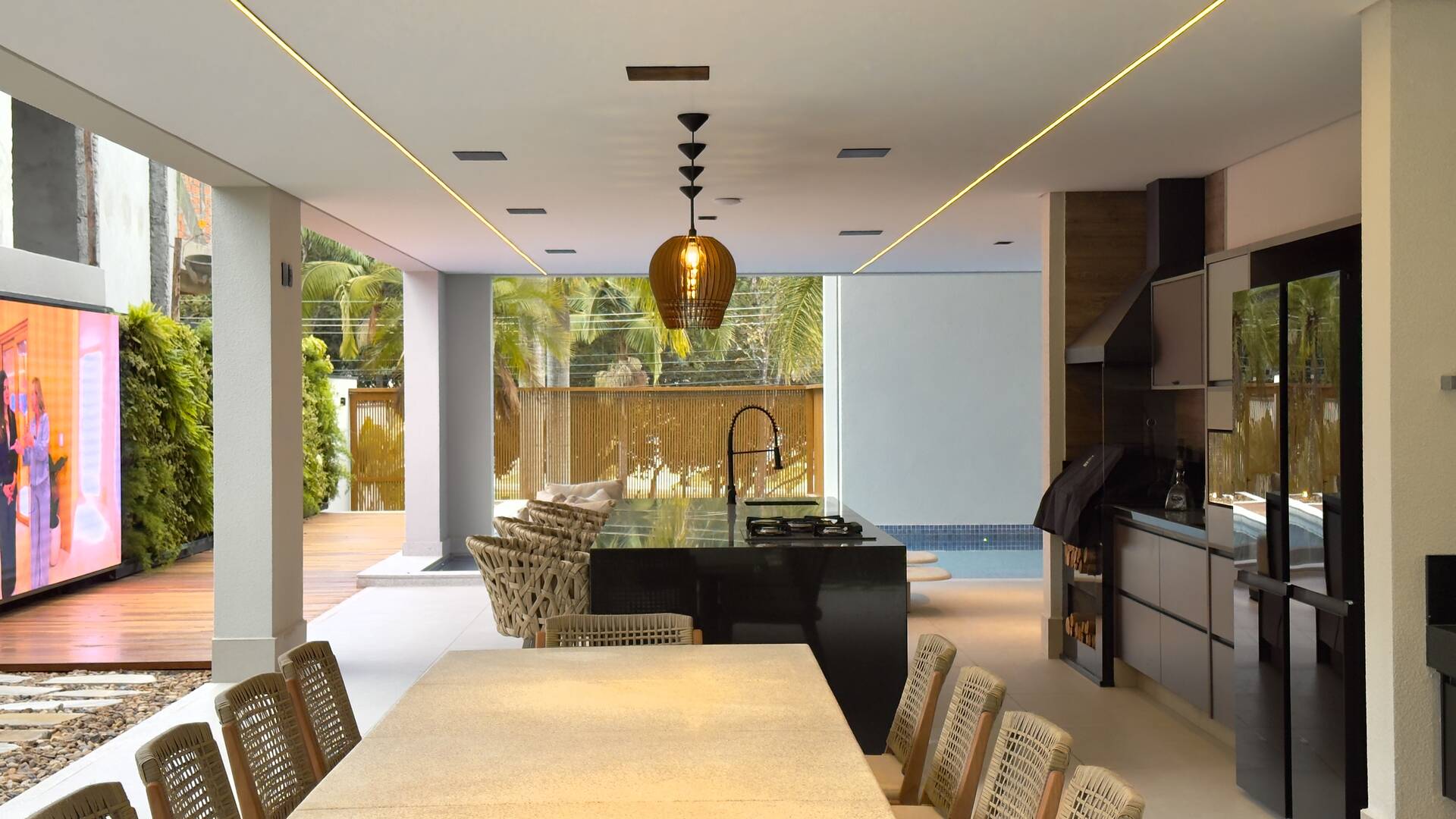 Casa de Alto Padrão à Venda no Tamboré 3 | Frente para o Lago | 5 Suítes | 870 m²
