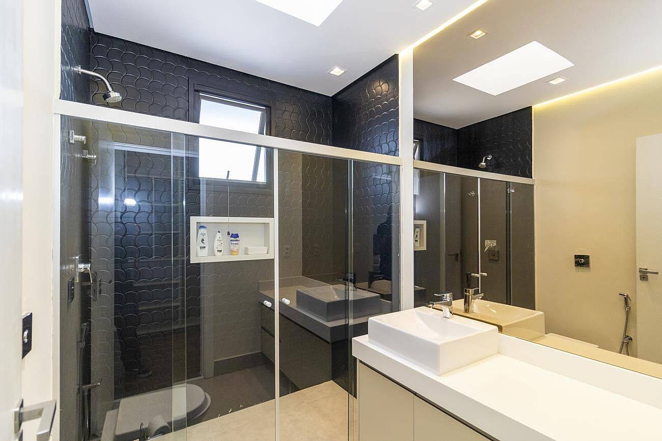 Casa à venda em Alphaville com 4 suítes, piscina aquecida, sauna e sistema fotovoltaico
