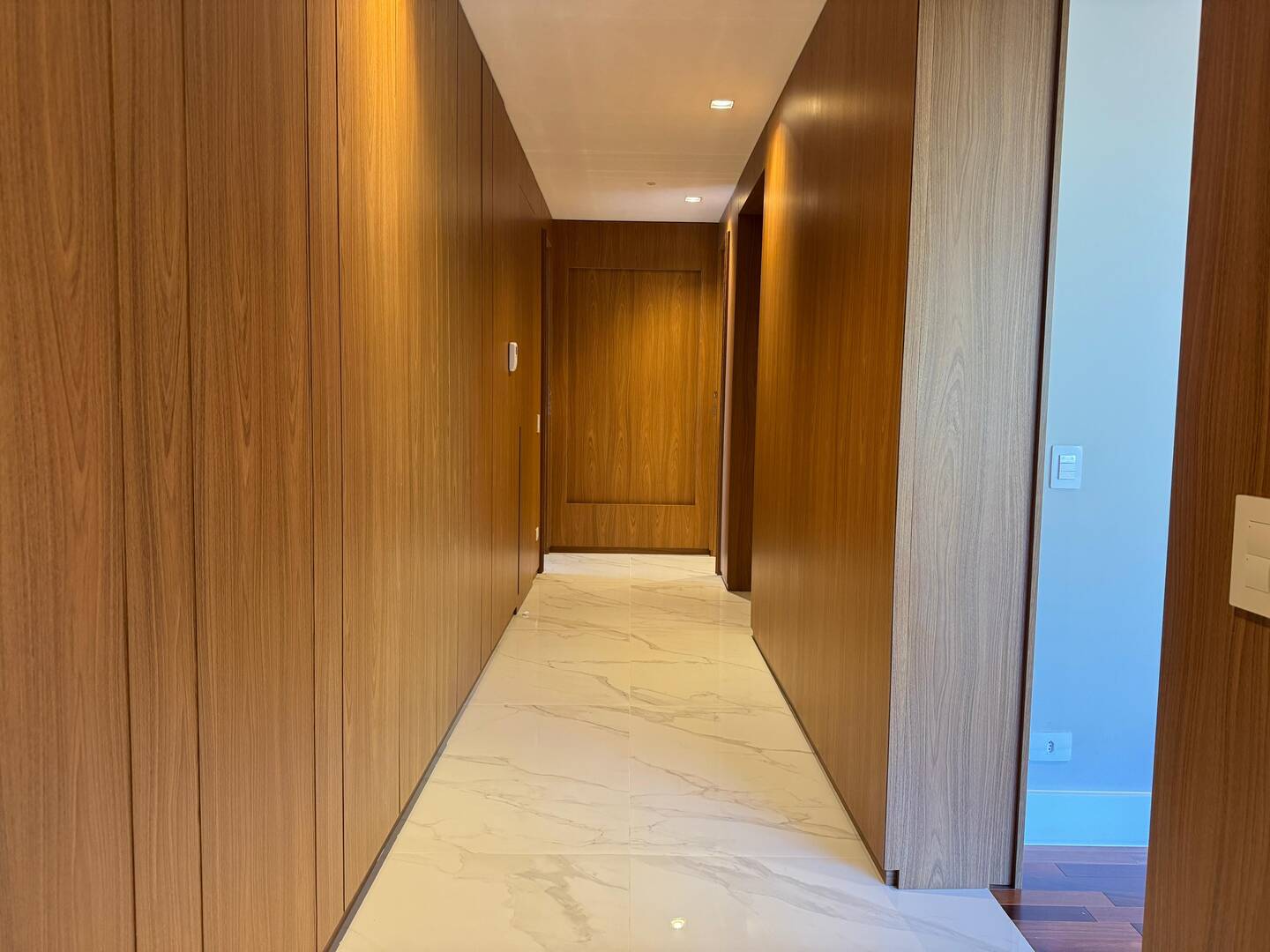 Casa com projeto de Breno Santiago e lazer completo no Haras Guancan