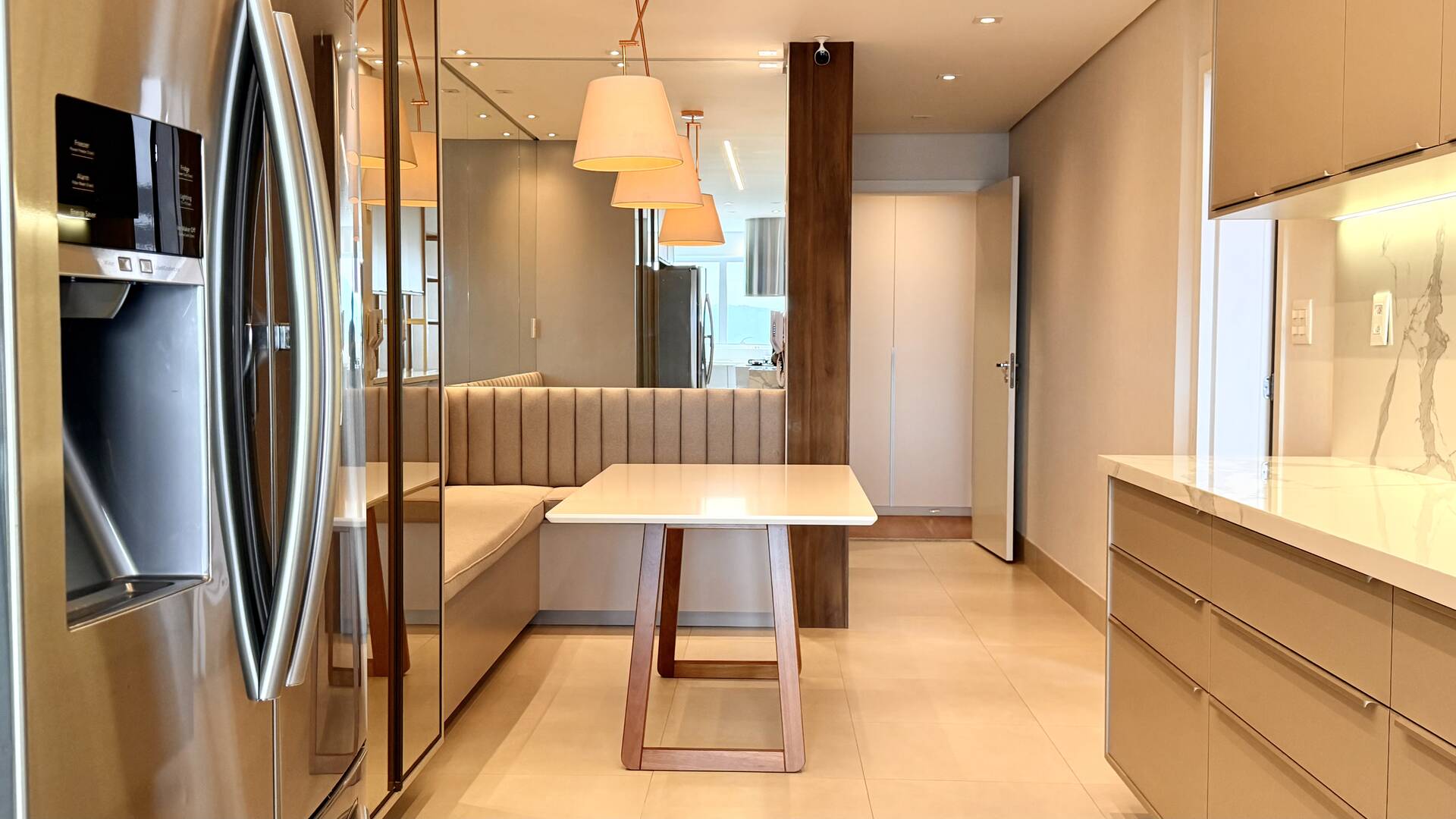 Apartamento mobiliado com 4 suítes e vista permanente para o lago em Alphaville