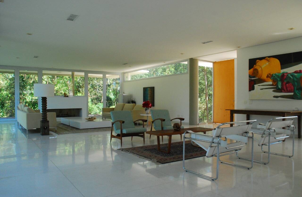 Casa contemporânea com vista para a mata no Tamboré 1