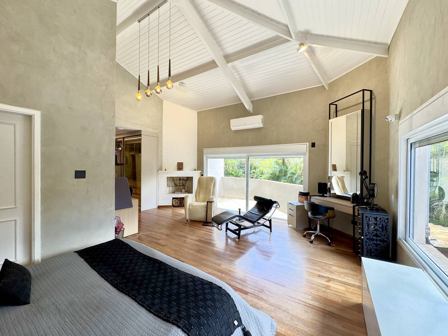 Casa à Venda no Tamboré 1 com 4.000 m², Vista Permanente e Estilo Casa de Campo