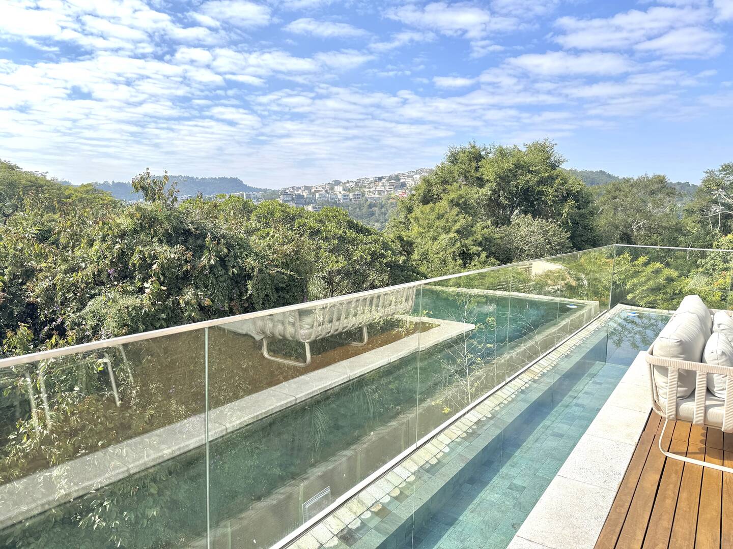 Casa Contemporânea à Venda no Alphaville Gênesis 1 com Vista Permanente para a