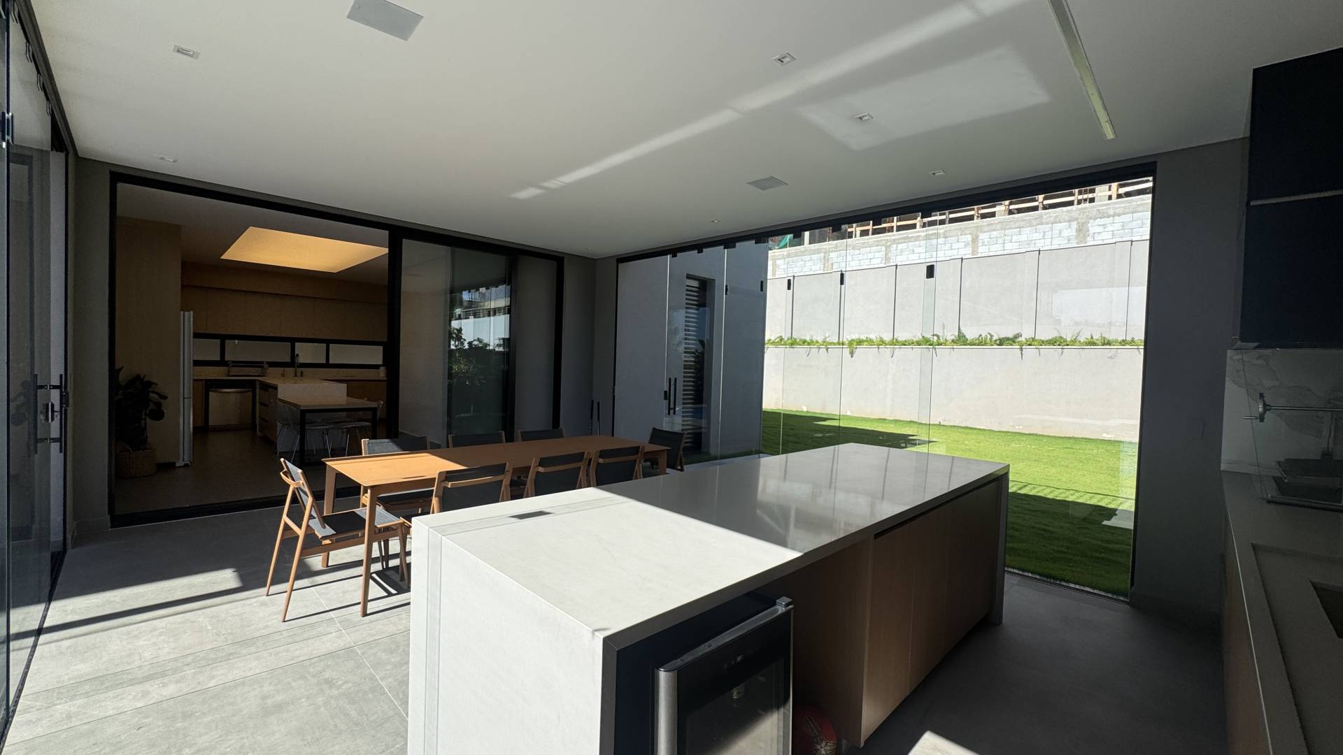 Casa à venda no Tamboré 10 com vista permanente para a mata e amplo terreno