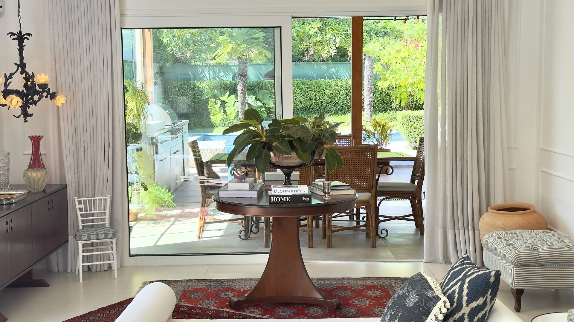 Casa com amplo terreno e excelente potencial de retrofit à venda em Alphaville