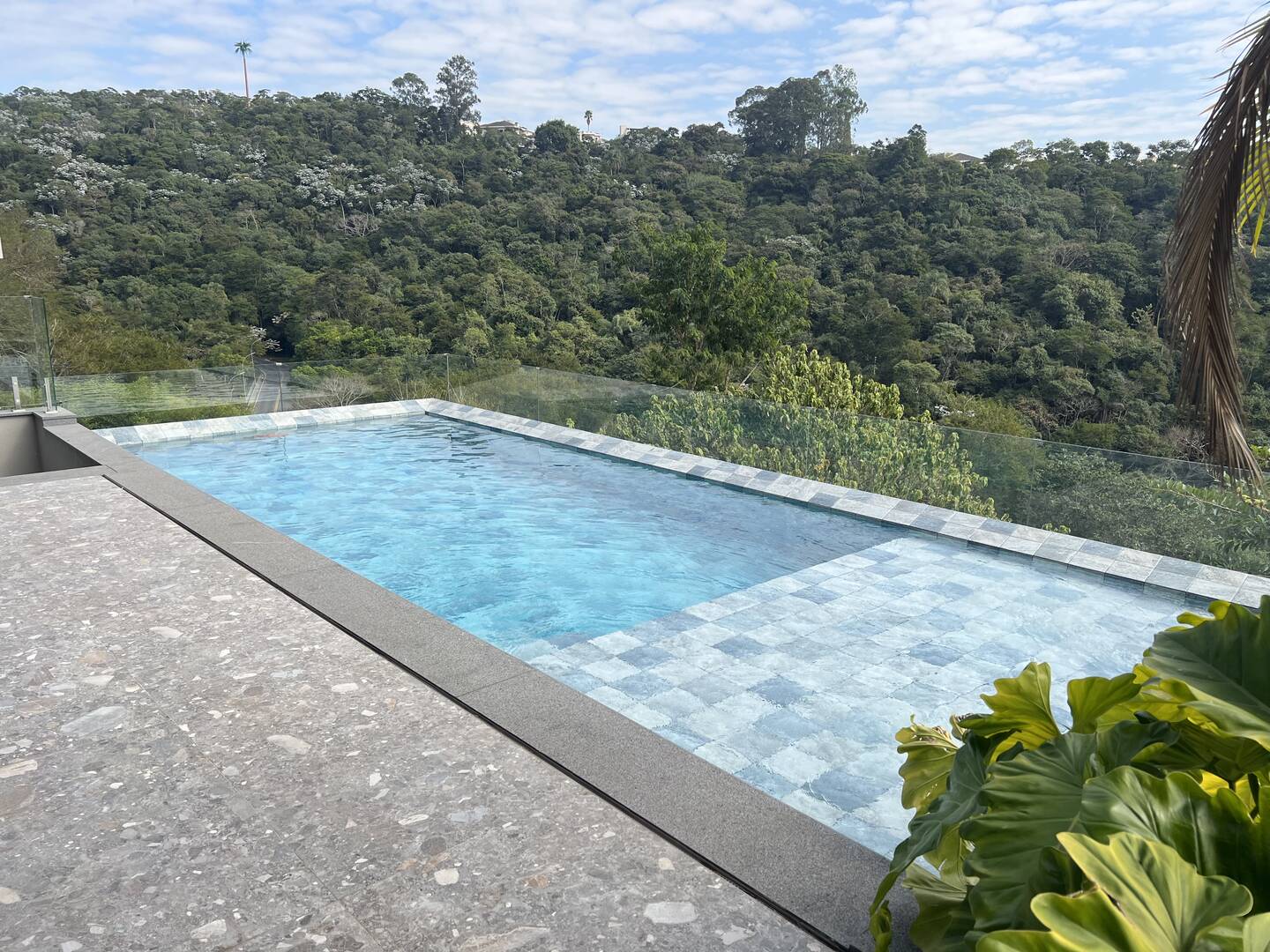 Casa contemporânea com lazer completo e elevador