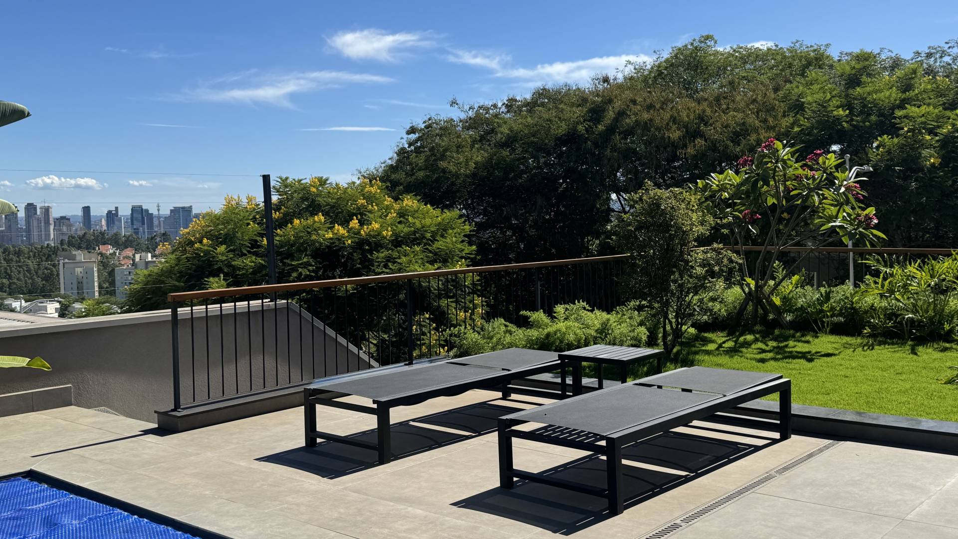 Casa à venda no Tamboré 10 com vista permanente para a mata e amplo terreno
