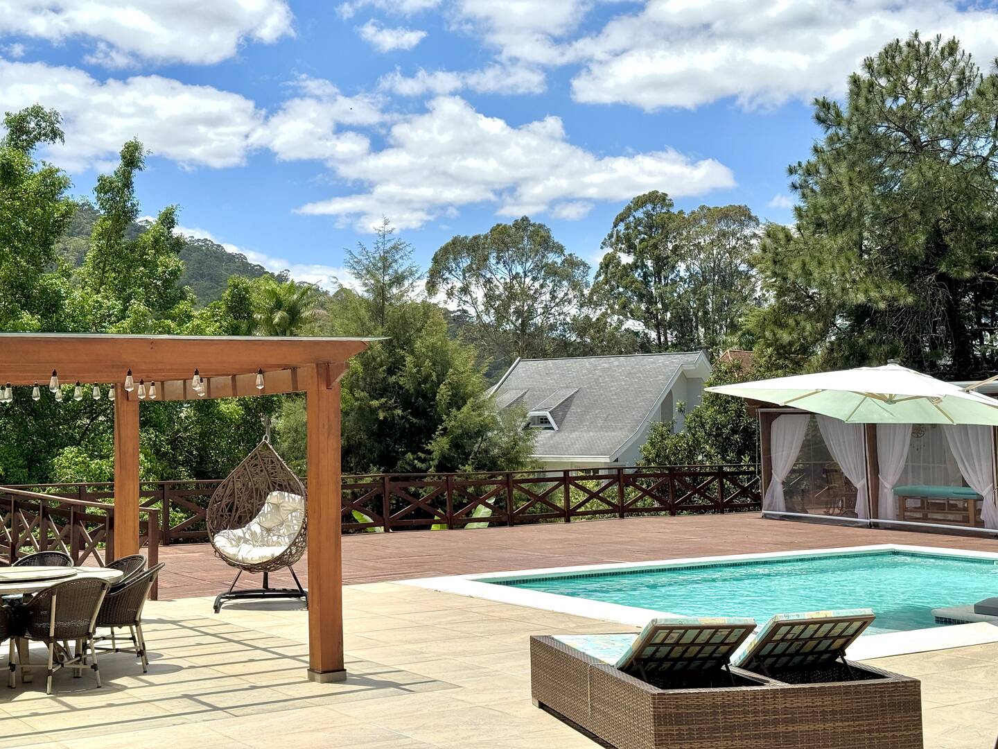 Casa à Venda no Tamboré 1 com 4.000 m², Vista Permanente e Estilo Casa de Campo