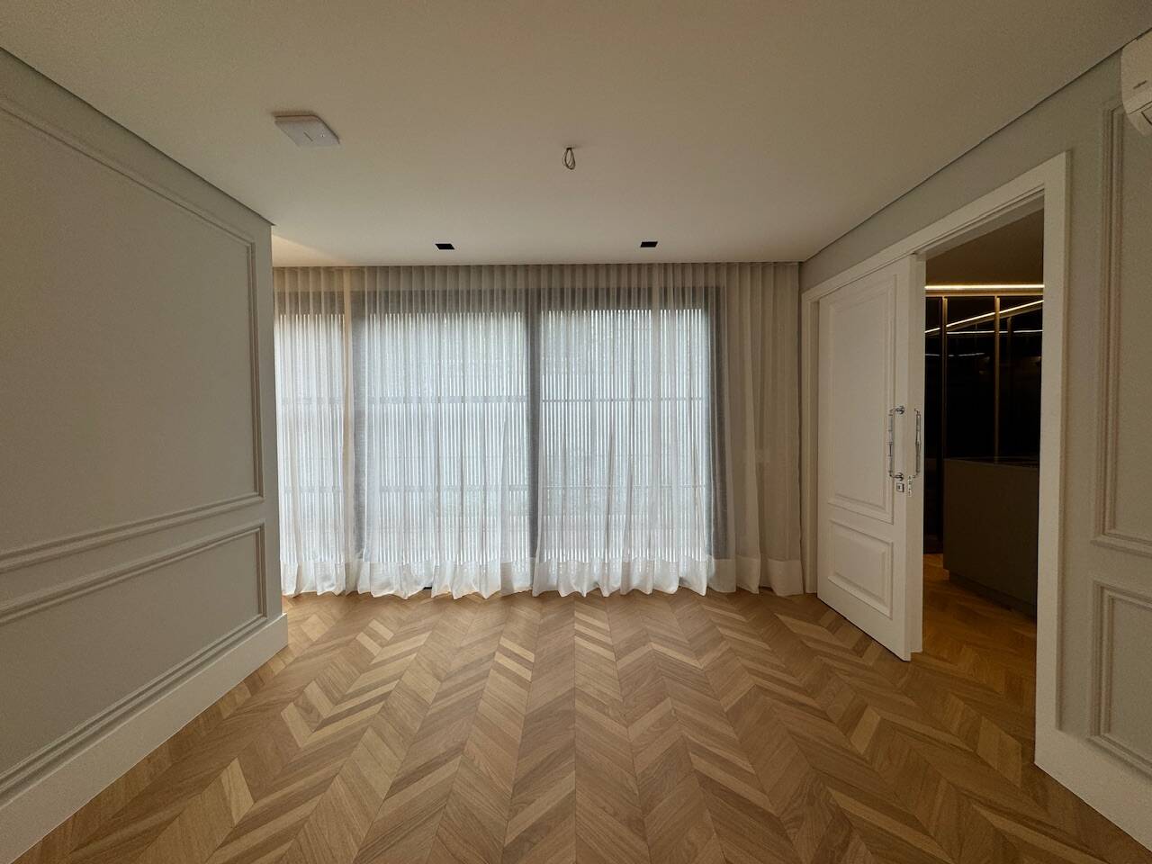 Casa de Alto Padrão com Elevador e Área Gourmet Integrada em Alphaville