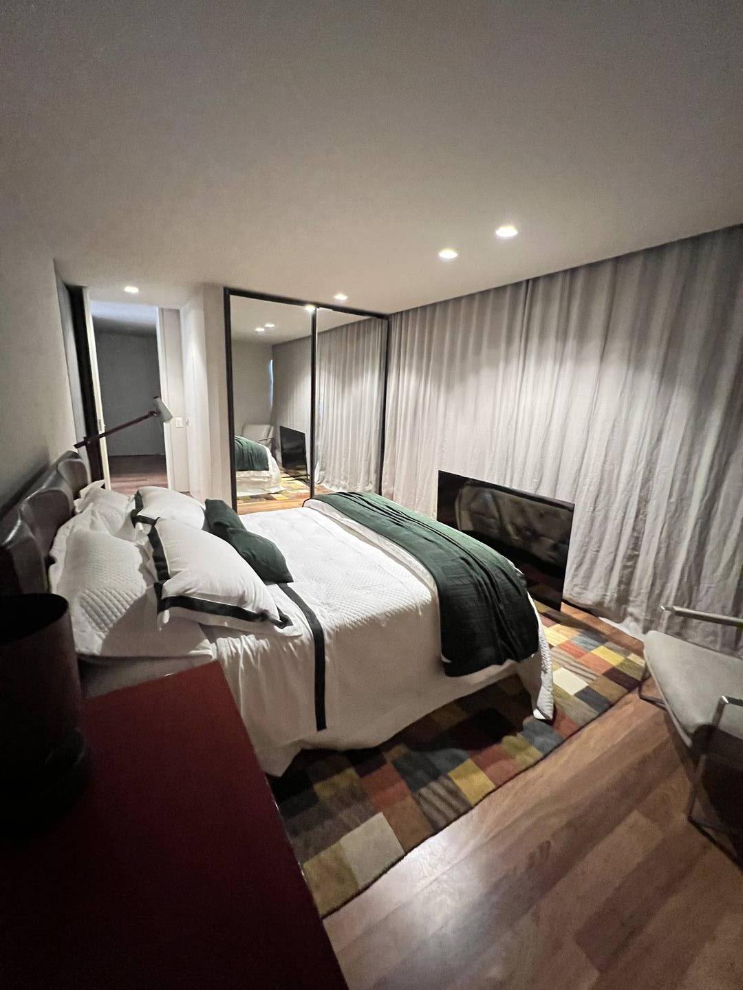 Residência autoral de David Bastos com piscina natural e design brasileiro