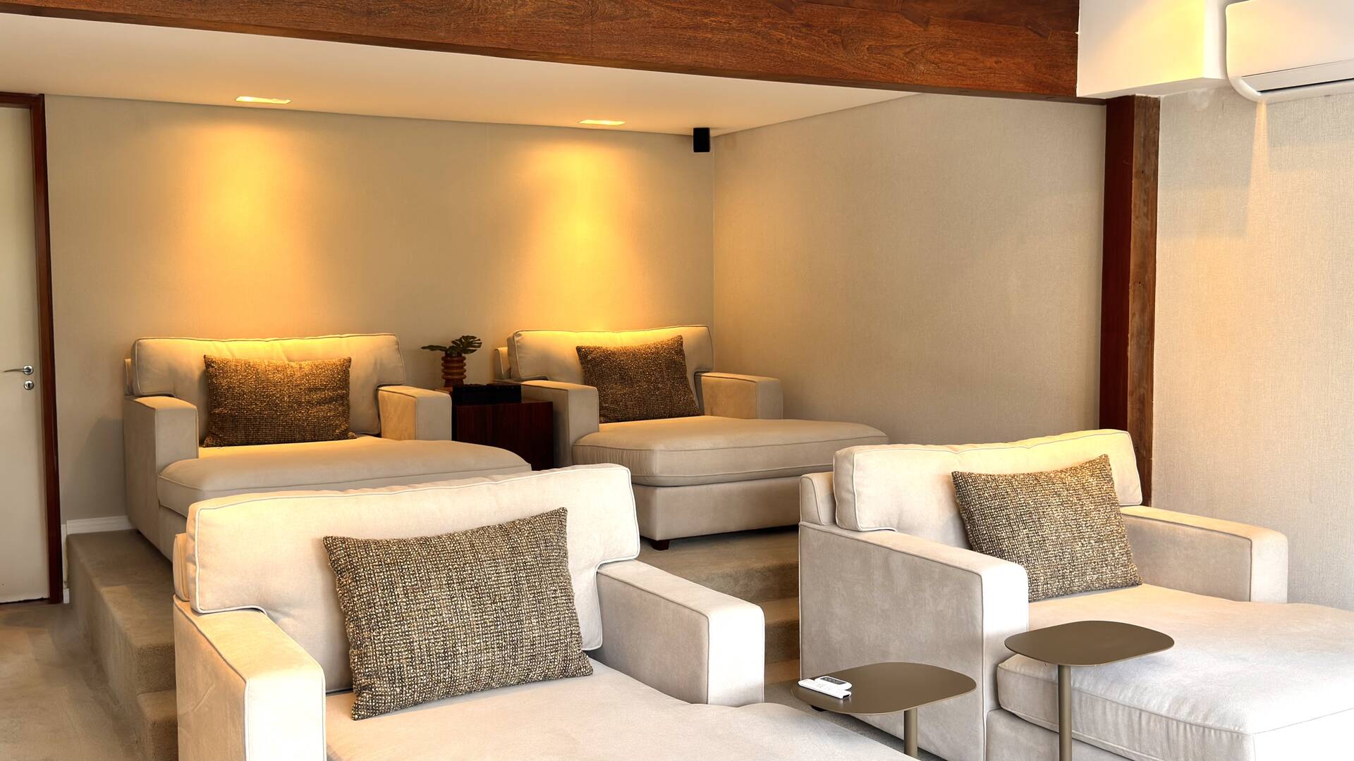 Casa com 5 suítes, terreno de 2.500 m² e vista aberta à venda no Alphaville 8