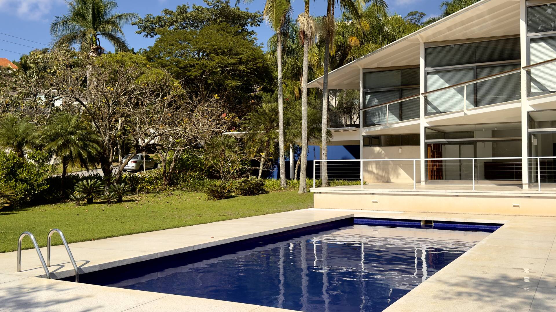 Residência Assinada por George Mills no Tamboré 1 com Arquitetura Autoral e 1.525 m² de Terreno
