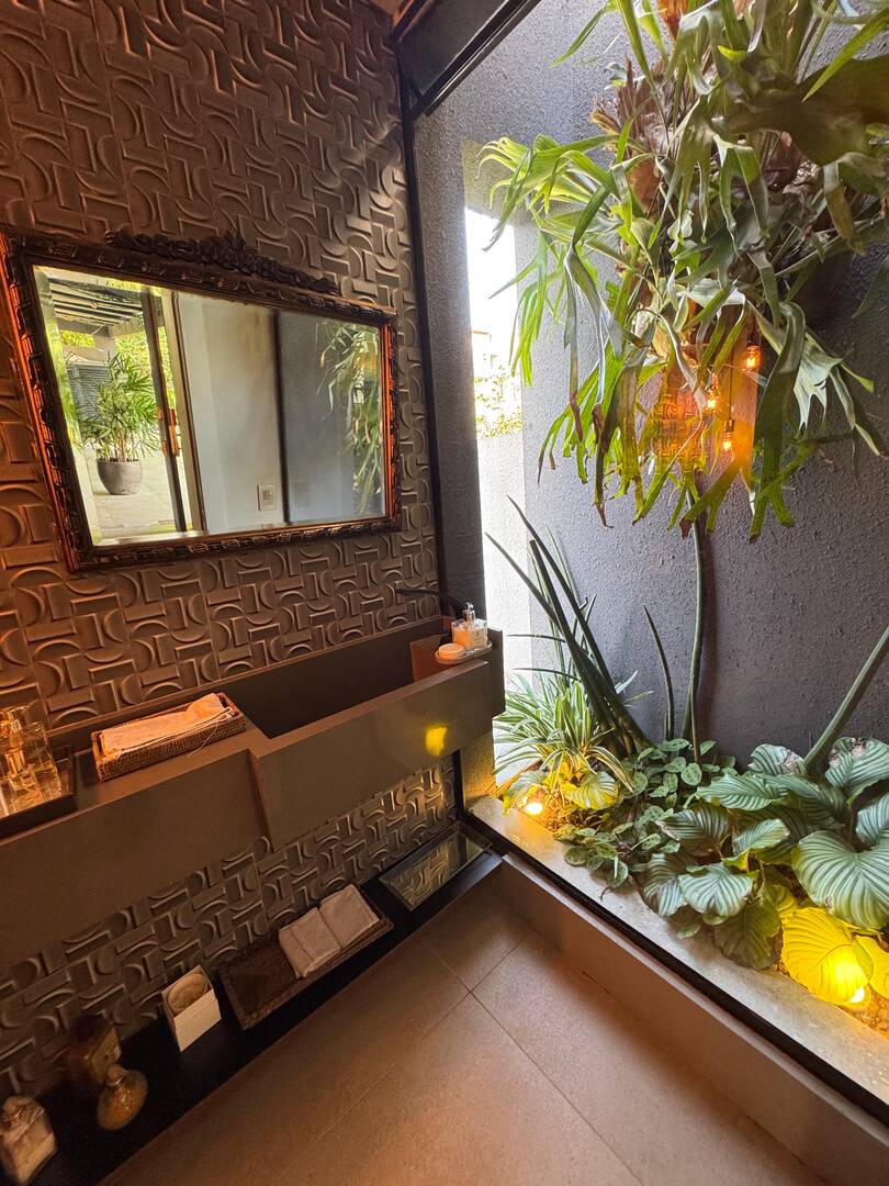 Casa contemporânea com vista para o lago e mata preservada no Gênesis 2