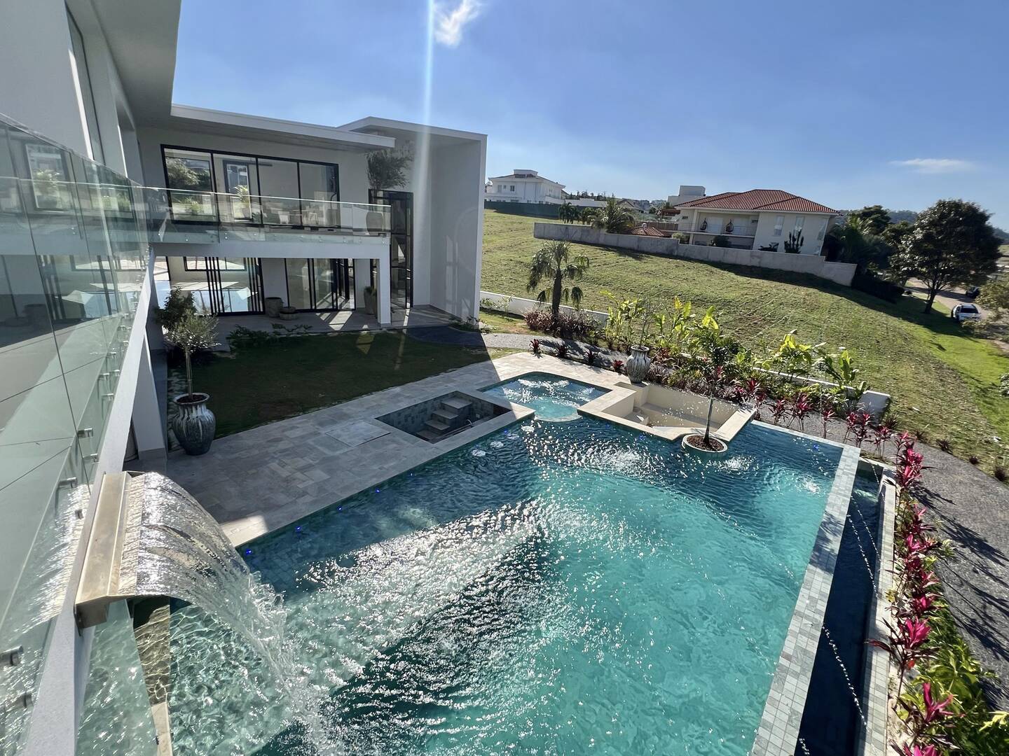 Casa contemporânea à venda na Fazenda Serra Azul com 4 suítes e lazer completo