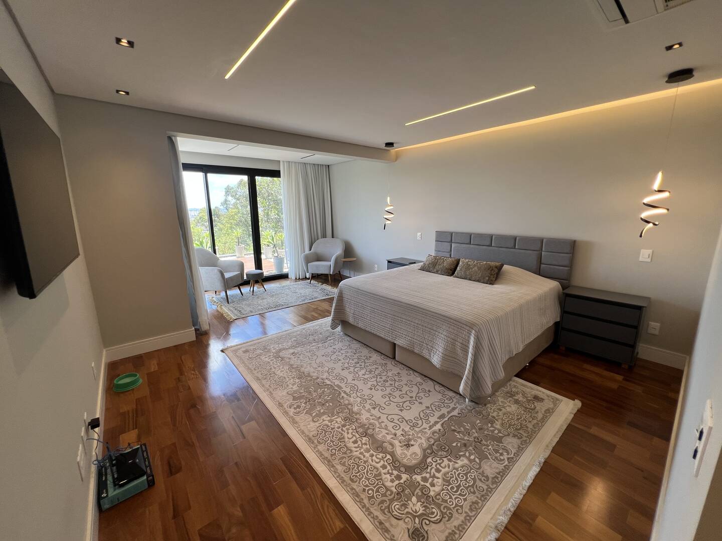 Casa Contemporânea na Esquina Mais Alta de Alphaville com 4 Suítes e Projeto de Expansão