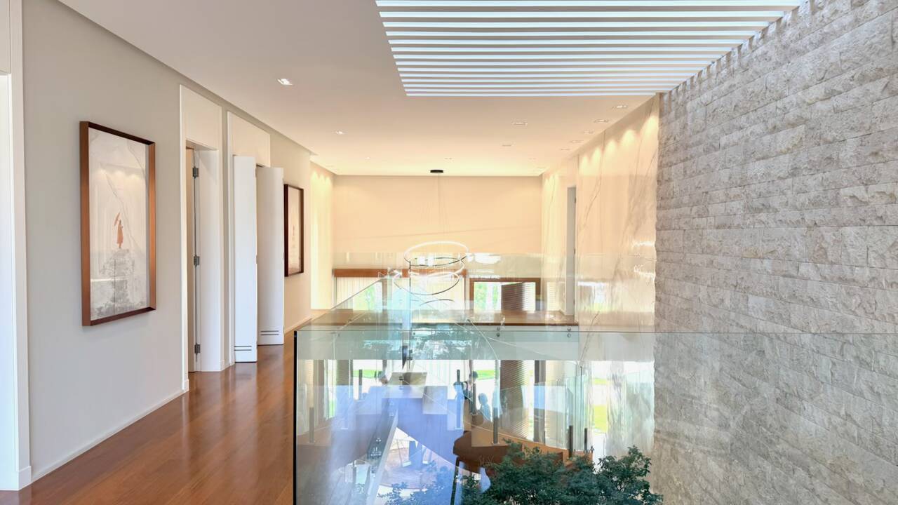 Casa à Venda no Tamboré 3 com 5 Suítes, Man Cave Exclusiva e Lazer Completo