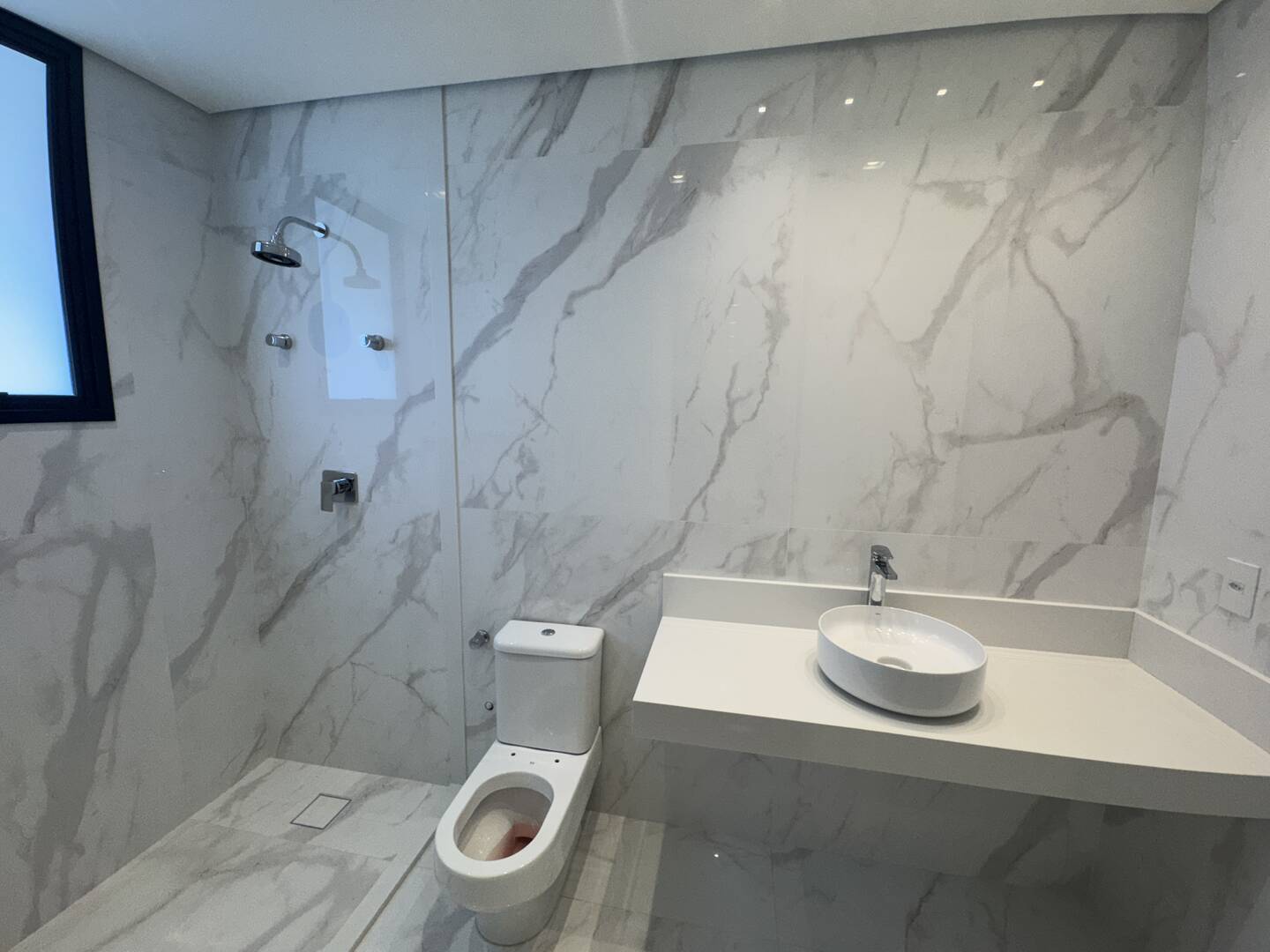 Casa à venda com 4 suítes, piscina com prainha e área gourmet integrada