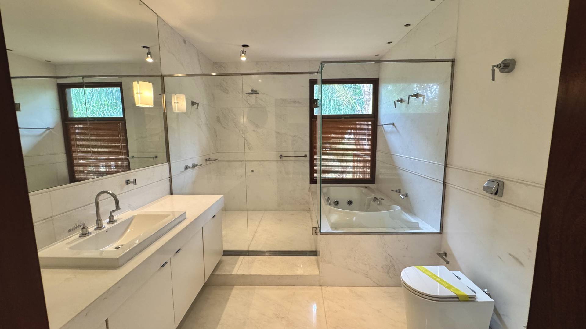 Casa com 6.300m² de terreno privativo - Residencial Tamboré 1
